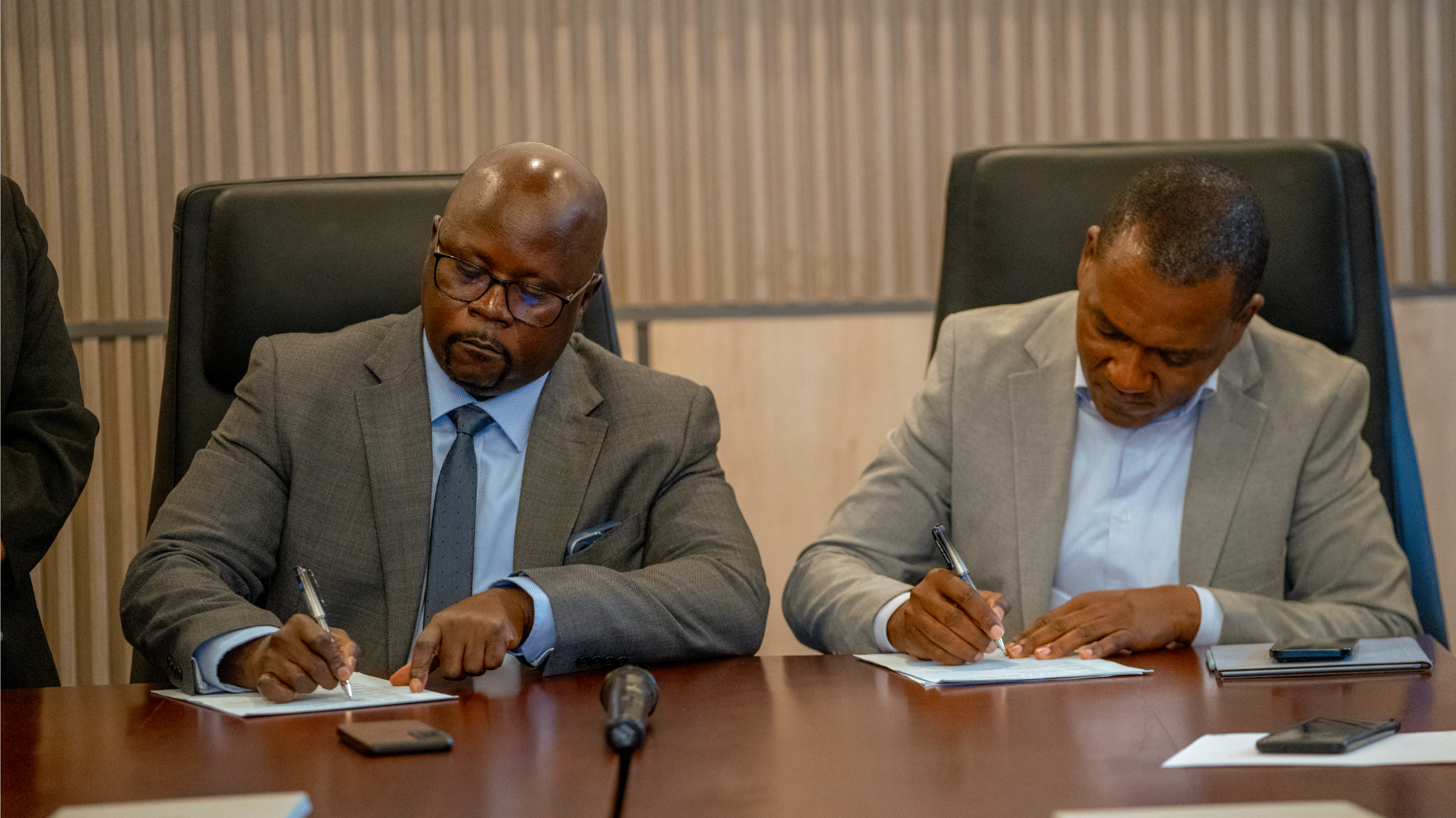 Tanzanian airport and rail authorities sign cooperation MoU